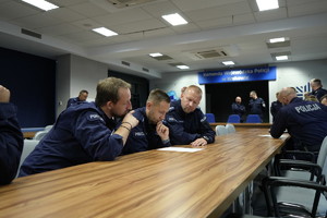 policjanci przy stole