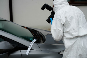 technik kryminalistyki wykonuje zdjęcie