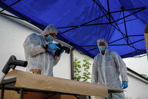 technicy kryminalistyki przy policyjnym stanowisku