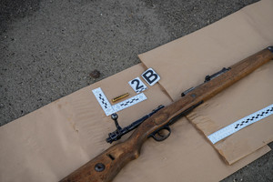 leżąca bron długa ze znacznikami kryminlistycznymi