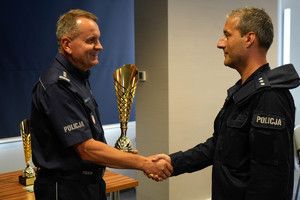 uścisk dłoni 2 policjantów