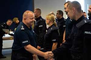 uścisk dłoni i gratulacje