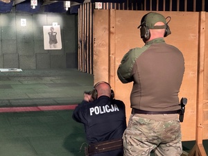 policjant i instruktor na strzelnicy