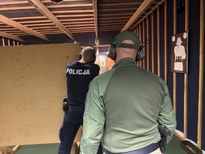 policjant i instruktor na strzelnicy