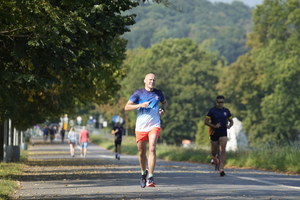 mężczyzna w biegu