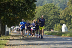 grupa mężczyzn w biegu