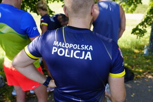 mężczyzna w koszulce tyłem do fotografa na koszulce napis Małopolska