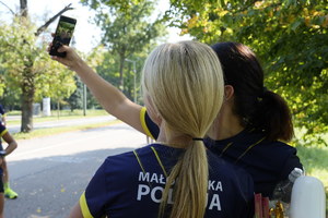 biegaczki robią sobie "selfie"
