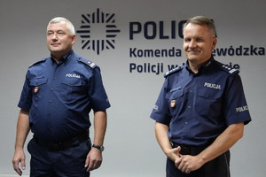Komendant Wojewódzki Policji z podinspektorem w tle napis