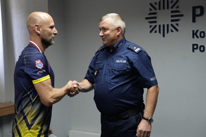 Podinspektor składa gratulacje biegaczowi