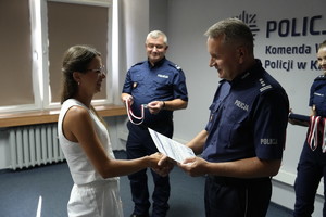 komendant gratuluje policjantce