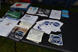 Na stole leżą ulotki