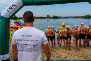 policjant w białej koszulce: aktywnie z małopolską policją