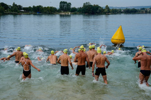 zawodnicy wbiegają do wody