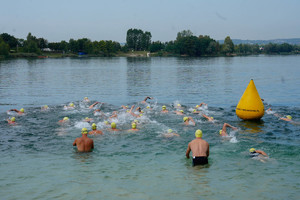 zawodnicy płyną po wejściu do wody