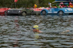 płynący zawodnik - z wody wystaje głowa
