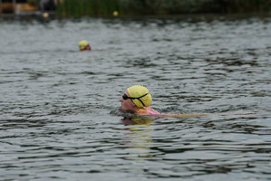 płynąca zawodniczka - z wody wystaje głowa