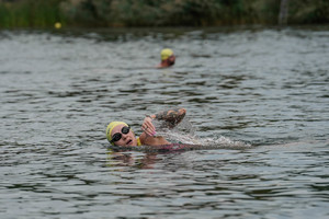 zawodniczka płynąca kraulem