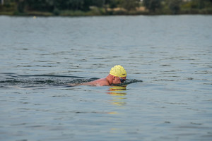 zawodnik zanurza się pod wodę