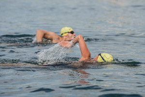 dwoje zawodników płynie obok siebie