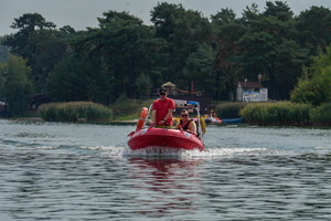 ratownicy medyczni, na łodzi