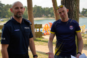 naczelnik dakowicz oraz zastępca komendanta powiatowej kastelik w trakcie przemówienia po konkursie