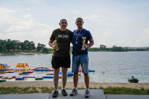 zdjęcie dwóch emerytów na podium