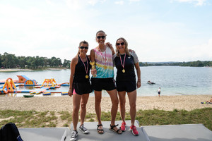 zdjęcie trzech policjantek na podium