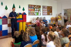 Policjant na spotkaniu z dziećmi.