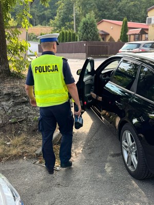 Policjant Ruchu Drogowego podczas kontroli pojazdu.
