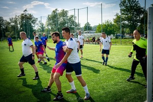 Na boisku sportowy, rywalizujący piłkarze