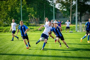 Piłkarze walczący o piłkę na boisku sportowym