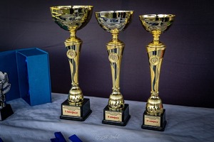 Trzy puchary za zajęcie pierwszego, drugiego i trzeciego miejsca w turnieju piłki nożnej o puchar Komendanta Powiatowego Policji w Wadowicach