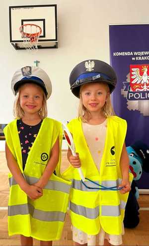 dziewczynki w elementach policyjnego umundurowania