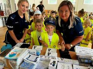 policjantki wykonuja odciski linii papilarnych uczniom