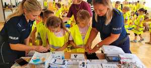 policjantki wykonuja odciski palców uczniom