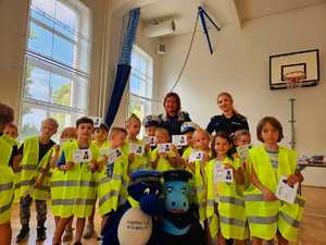 policjantki z grupą uczniów