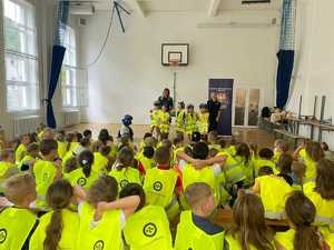 policjantki z uczniami podczas zajęć