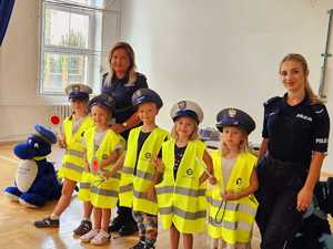 policjantki z uczniami w policyjnych elementach umundurowania