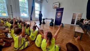 policjantka podczas prelekcji z uczniami