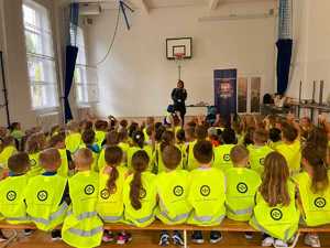 policjntka podczas zajęć z uczestnikami