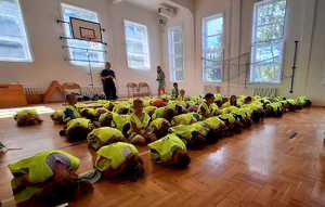 uczniowie podczas ćwiczeń