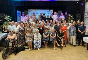 Policjant zespoł. ds. Nieletnich oraz seniorzy osiedla Krzyszkowice