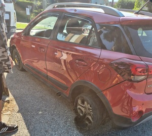 Hyundai z uszkodzonym kołem