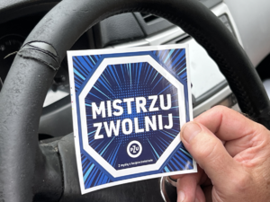 naklejka w ramach kampanii Mistrzu Zwolnij