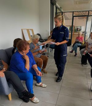 policjantka rozdająca ulotki