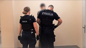 KPP Oświęcim. Policjanci zakładają kajdanki zatrzymanemu oszustowi z Bytomia