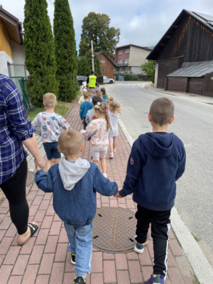Dzieci idące po chodniku
