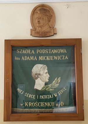 Gablota zesztandarem szkoły