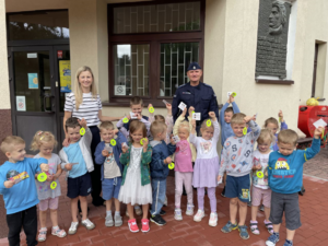 Zdjęcie grupowe policjanta, dzieci i ich opiekunki